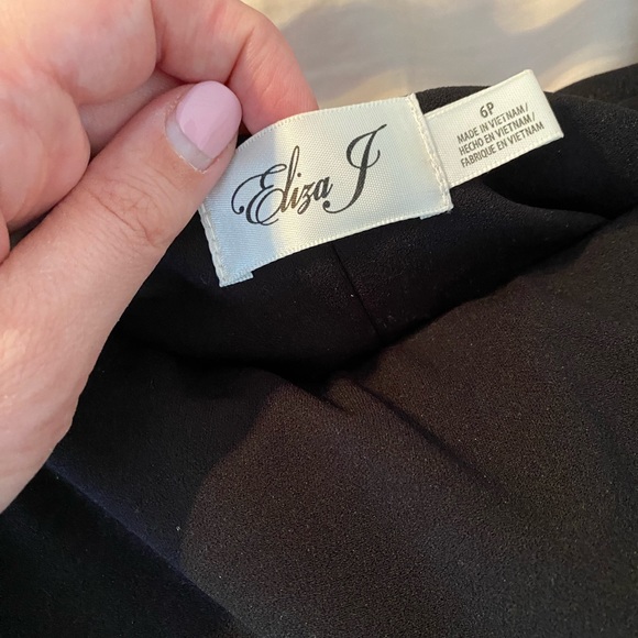 Eliza J off the shoulder little black dress size 6P - Picture 3 of 4